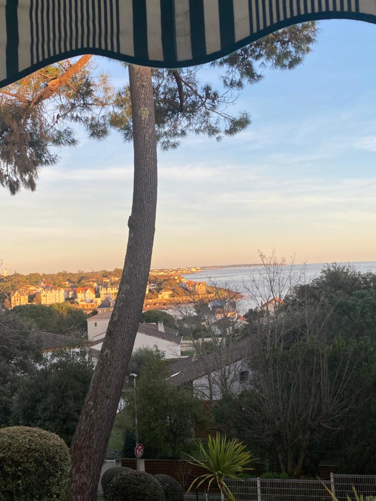 Vue Et Soleil Levant Au Belvedere *